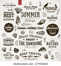 Set mit Sommerelementen: Kalligrafische Etiketten, Muscheln, Blumen, Anker. Handgezeichneter Stil. Typografisches Design für Logo oder Label. Sommerferien. Tropisches Paradies, Beste Tour, Beach Party, Bon Voyage