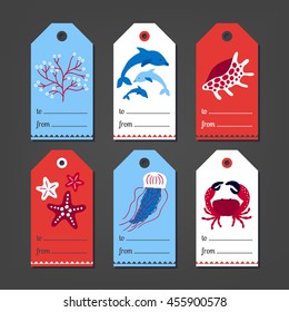 Conjunto de etiquetas de regalo de verano con delfín, concha, pólipos, estrellas de mar, medusas, cangrejo en azul, rojo y blanco. Perfecto para saludos de vacaciones