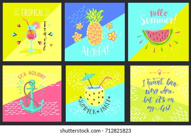Set von Sommerhandschriften. Tropische Embleme. Reisen Sie Postkarten mit Anführungszeichen. Designs für T-Shirt und Poster.