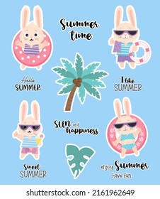 Juego de stickers de verano. Abundantes turistas de mar en gafas de sol y traje de baño en anillo de goma impermeable, marinero con cóctel, palmeras tropicales. letras con frases de verano. Ilustración del vector