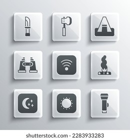 Set Sun, Flashlight, Campfire, Wi-Fi Internet inalámbrico, Luna y estrellas, Binoculares, Cuchillo e icono de tienda de turismo. Vector