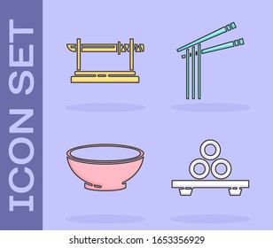 Ponga Sushi en la tabla de corte, el tradicional katana japonés, el bol de sopa caliente y el ícono asiático de fideos y palillos. Vector