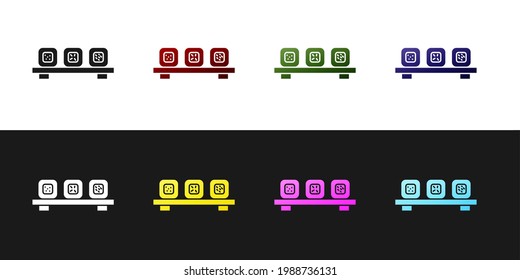 Coloque el sushi en el icono de la tabla de corte aislado en el fondo blanco y negro. Sushi de comida asiática en tablero de madera.  Vector
