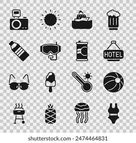 Set Traje de baño, Bola de playa, Cartel con texto Hotel, Crucero, Máscara de buceo, Botella de agua, Flash de la cámara de fotos y el icono de la lata de refrescos. Vector