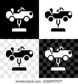 Sitúe el coche Swing en el icono del patio de recreo aislado sobre fondo transparente, blanco y negro. Niños carrusel con auto. Icono de diversión.  Vector