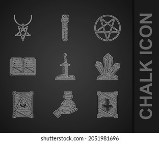 Coloca la espada en la piedra, botella con poción, libro de magia antigua, magia, círculo pentagrama e icono del collar. Vector