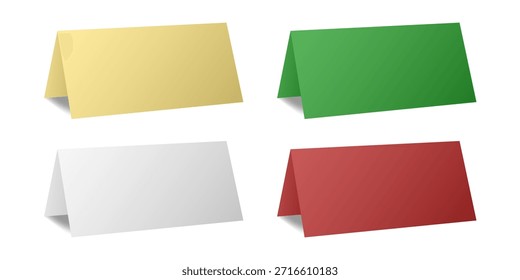 Conjunto de cartas de mesa. Sábanas dobladas blancas, doradas, verdes y rojas. Tarjeta de la tabla de la tienda, placa de identificación