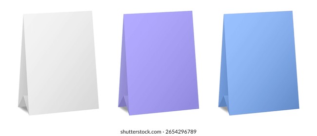 Conjunto de cartas de mesa. Sábanas dobladas blancas, moradas y azules. Tarjeta de la tabla de la tienda, placa de identificación	
