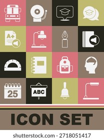 Lámpara de mesa, cerebro humano, libro de audio, burbuja de discurso de tapa de graduación, hoja de examen con grado superior, autobús escolar y icono de pluma fuente. Vector
