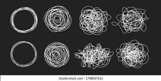 Set von gezwirnten grungeligen Kreiden mit Kreidepappe-Effekt, handgezeichnet mit dünner Linie. Einzeln auf schwarzem Hintergrund. Vektorgrafik