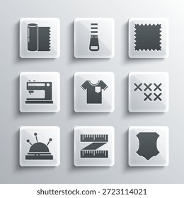 Conjunto de cinta métrica, cuero, aro de bordado ajustable, camiseta, cama de aguja y agujas, máquina de coser, rollo de tela textil e icono. Vector