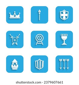 Setzen Sie das Ziel mit Pfeil, Schild, überkreuzten Pfeilen, mittelalterlicher Kugel, Schlossturm, Schildschwertern und King-Kronsymbol. Vektorgrafik