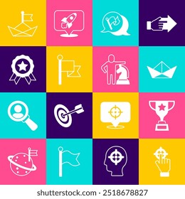 Fije el objetivo, la taza del premio, el barco de papel doblado, la bandera, la medalla, y el icono del ajedrez. Vector