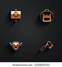 Deporte de destino, mochila de senderismo, garantes de ciervo en escudo e icono de cera de madera con sombra larga. Vector