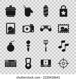 Juego Deporte de destino, nota musical, tono, sello postal, charca de coser, cámara fotográfica, paisaje de imágenes, olla de cocina e icono de Gamepad. Vector
