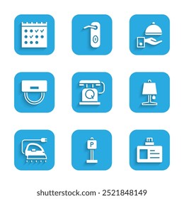 Set Telefone handset, estacionamento, distintivo de identificação, lâmpada de mesa, ferro elétrico, chapéu Bellboy, coberto com bandeja e ícone do calendário de reservas do hotel. Vetor