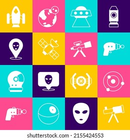 Establecer el telescopio, el sistema solar, la pistola Ray, la nave espacial voladora de OVNI, el satélite, el alienígena, el cohete y el icono. Vector