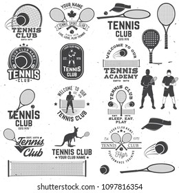 Juego de insignias de club de tenis con elementos de diseño. Ilustración vectorial. Concepto de camisa, impresión, sello o tee. Diseño de tipografía vintage con tenis, raqueta, visera de tenis y silueta de bola.