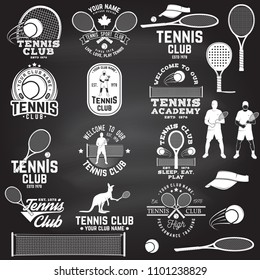 Juego de insignias del club de tenis con elementos de diseño en el tablero de pizarra. Vector. Concepto de pantalones, impresión, sello o tee. Diseño de tipografía vintage con tenis, raqueta, visera de tenis y silueta de bola.