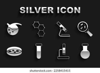 Ponga el tubo de ensayo y el matraz, los microorganismos bajo la lupa, el microscopio, la placa de Petri con bacterias e icono de fórmula química. Vector