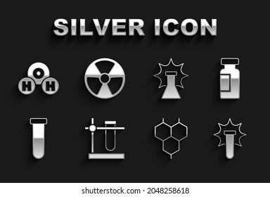 Ponga el matraz del tubo de ensayo en el soporte, explosión química, fórmula, H2O e icono radiactivo. Vector