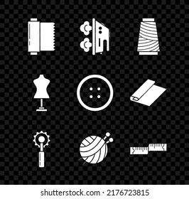 Poner rollo de tela textil, hierro eléctrico, bobina de rosca de coser, herramienta de corte, bola de yartán con agujas de punto, medida de cinta, maniquí y botón para el icono de ropa. Vector