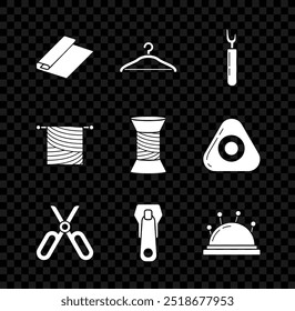 Conjunto de rollo de tela textil, armario colgante, herramienta de corte, tijeras, cremallera, cama de aguja y agujas, hilo de tejer y coser en el icono de carrete. Vector