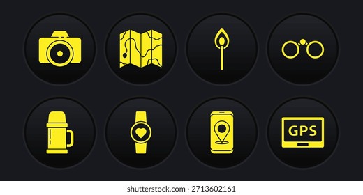 Definir contêiner térmico, Binóculos, relógio inteligente mostrando a frequência cardíaca, Navegação no mapa da cidade, Queimando correspondência com fogo, Localização da floresta, Dispositivo Gps e ícone da câmera fotográfica. Vetor