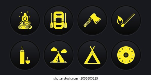 Ponga el contenedor Thermos, el fósforo de quemadura con fuego, bandera de tiendas de campaña turística, hacha de madera antigua, bote de Rafting, brújula y icono de fogata. Vector
