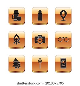 Set Thermoskanne und Tasse, Baum, Brennpassung mit Feuer, Fotokamera, Campfire, Lage des Waldes, Stadtplan Navigation und Canteen Wasserflasche Icon. Vektorgrafik