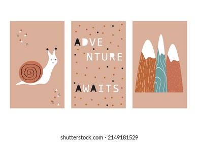 Conjunto de tres huellas de bebé. Arte mural de guardería. La aventura espera. Carteles para la habitación de los niños. Caracol y montañas. Ilustración vectorial dibujada a mano en estilo escandinavo. Decoración infantil.