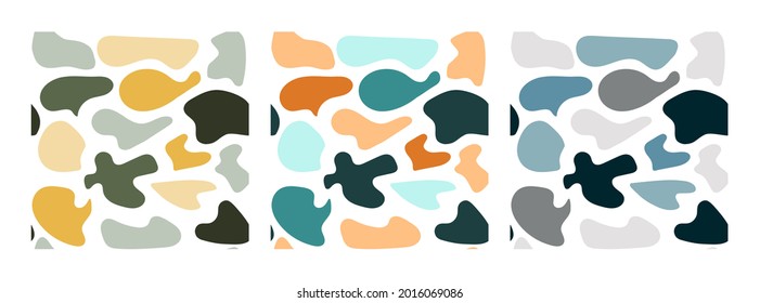 Conjunto de tres coloridos patrones sin costura. Dibujaron a mano varias formas y objetos de garabatos. Resumen de la moderna y moderna ilustración vectorial. Textura del sello. Cada patrón está aislado