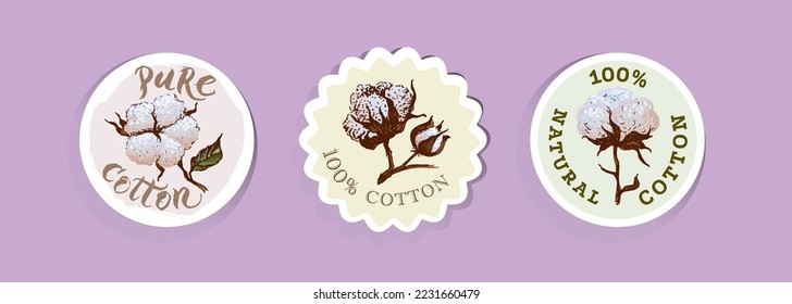 Conjunto de tres emblemas en estilo ecológico con planta de algodón dibujada a mano. Etiquetas realistas de diferentes formas con flores de algodón. Ilustración botánica vectorial. Conceptos ecológicos naturales
