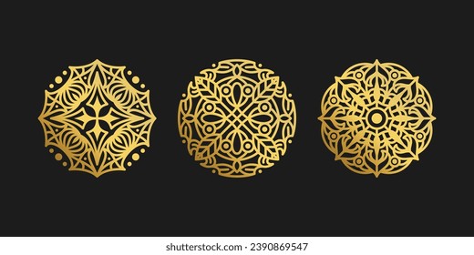 Satz von drei Goldmandalas auf schwarzem Hintergrund. Die goldene Farbe der Mandalas symbolisiert Wohlstand, Macht und Erleuchtung. Der schwarze Hintergrund, der die Mandalas hervorhebt und die Aufmerksamkeit auf sich zieht