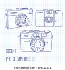 Conjunto de tres cámaras fotográficas dibujadas a mano. Fondo del doodle fotográfico. Esbozo de las cámaras fotográficas. Ilustración del vector