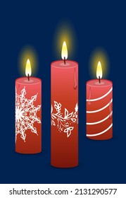 Un conjunto de tres velas rojas en un estilo realista. Quemando velas con una llama sobre un fondo azul.