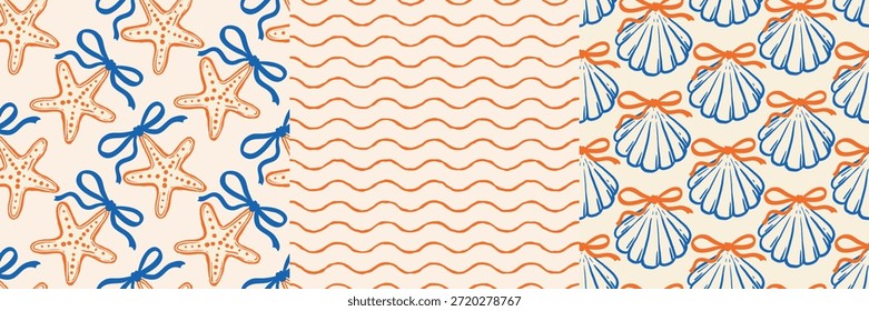 Conjunto de tres patrones marinos sin costura. Estrella de mar con lazos azules, líneas onduladas de color naranja y conchas de vieira con cintas de color naranja sobre un fondo beige. Perfecto para el embalaje de verano, textiles y profesionales digitales