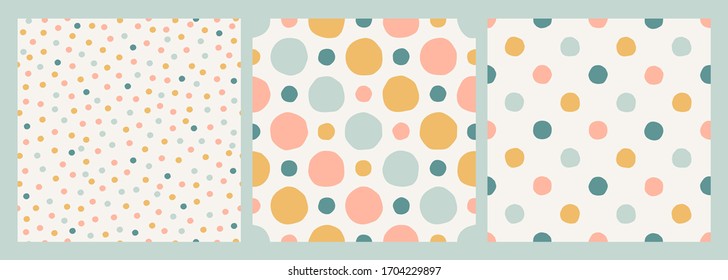 Satz von drei nahtlosen Vektorillustrationen. Handgezeichnete Kreise, Konfetti- und Polka-Punkthintergründe. Kollektion von neutralen pastellfarbenen Quadrat-Designs. Moderner Druck auf gelbem, blauem und rosafarbenem Hintergrund.
