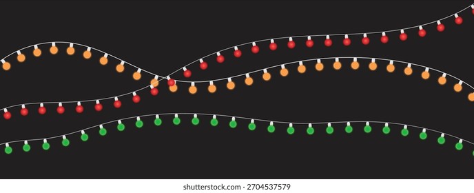 Un conjunto de tres cuerdas onduladas de luces festivas de colores, con bombillas rojas, naranjas y verdes, sobre un fondo negro oscuro. Perfecto para decoraciones navideñas, celebraciones y temas de fiestas.