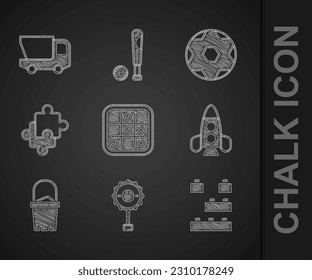 Juego Tic tac toe game, juguete para bebés Rattle, ladrillos para bloques de construcción de juguetes, barco de cohetes, cubo de arena, piezas de rompecabezas, bola de fútbol e icono de camión. Vector