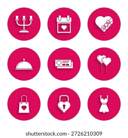 Conjunto de boleto con corazón, castillo en forma de, vestido de mujer, globos de cinta, bolsa de compras, bandeja cubierta de comida, caja en forma de caramelo y arco e icono de candelabro. Vector
