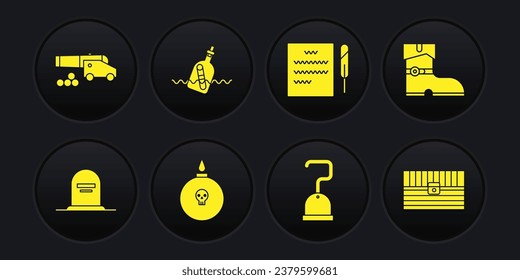 Fijar la lápida con RIP escrito, botas piratas de cuero, explosiones preparadas para la bomba, gancho pirata, pluma y pergamino de pluma, mensaje de botella en agua, cofre del tesoro antiguo y icono de las bolas de cañón. Vector