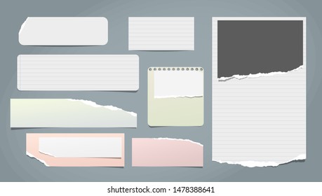 Conjunto de notas rotas blancas y coloridas, cuaderno en blanco, piezas de papel alineadas pegadas al fondo azul. Ilustración del vector