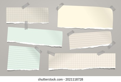 Conjunto de notas rotas en blanco y coloridas, las rayas de papel de cuaderno están sobre fondo gris para texto, publicidad o diseño. Ilustración del vector