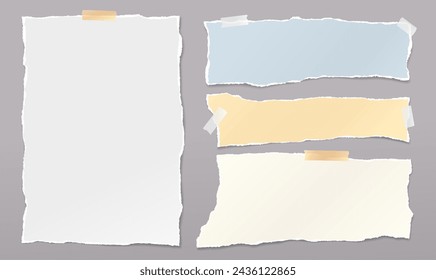 Conjunto de piezas de papel de notas rotas blancas y coloridas están sobre fondo gris para texto o anuncio.