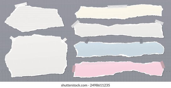 Conjunto de piezas de papel de nota blanco y colorido desgarrado están sobre fondo gris para texto o anuncio.