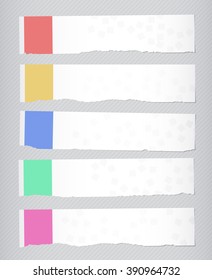 Conjunto de banners rasgados de papel branco horizontal no plano de fundo listrado