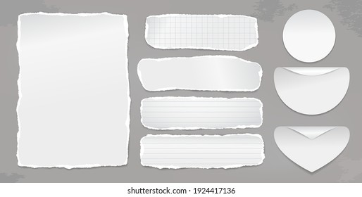 Conjunto de piezas de papel blanco roto, con notas alineadas, cuaderno de notas con esquinas plegadas pegadas a fondo de manchas oscuras. Ilustración del vector