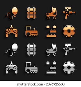 Set Toy train, Ray gun, Soccer football ball, bloques de construcción ladrillos, Gamepad, Roller skate, globos e ícono de ferrocarril. Vector