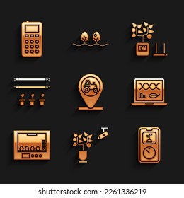 Establecer Tractor y ubicación, tecnología de cultivo inteligente, modificación de ingeniería genética, incubadora para huevos, con planta de bombilla e icono de control remoto. Vector